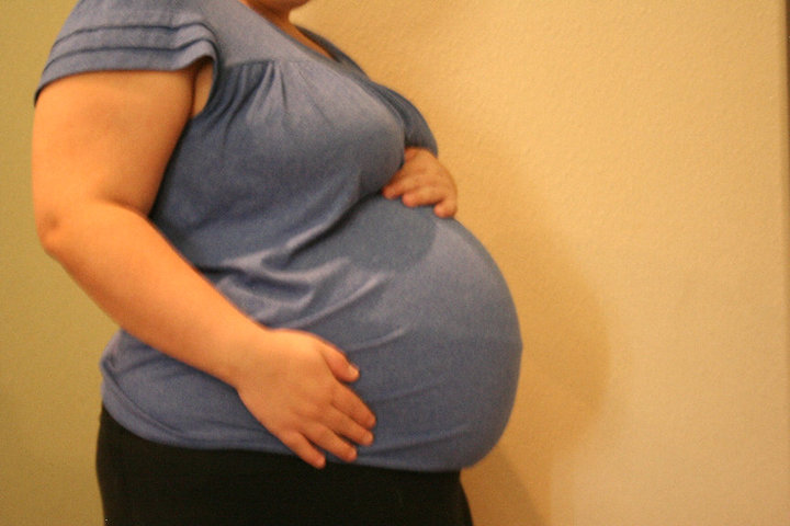 Каменеет живот на 37 неделе. 37 Неделя беременности фото. 37 Неделя беременности двойней. 37 Полных недель беременности. Молозиво на 37 неделе беременности.